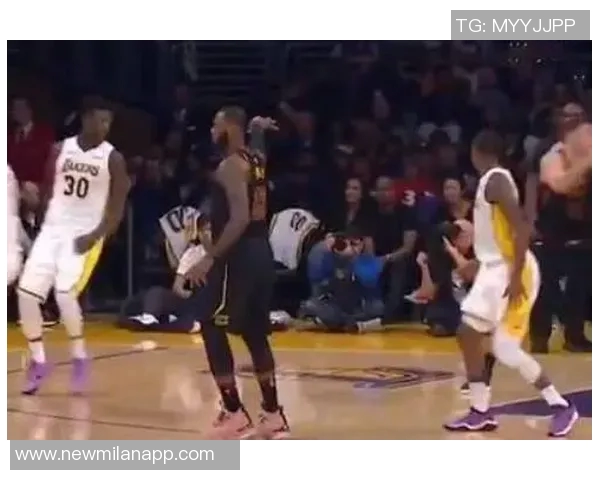 巴特勒潇洒背扣展现飞天绝技追梦直塞助攻如仙人指路