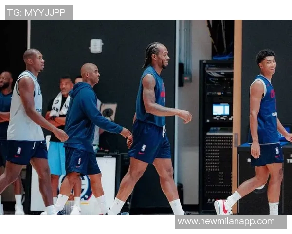 小卡称科林斯打四号位能对抗更高大球员我们每个位置的球员体型都很出色 小卡称科林斯打四号位能对抗更高大球员我们每个位置的球员体型都很出色