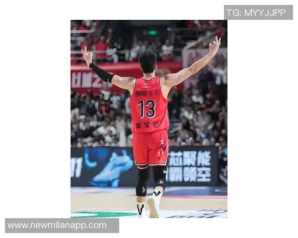 郭艾伦重返训练场广州龙狮迎来熟悉的帅气身影引发球迷热议