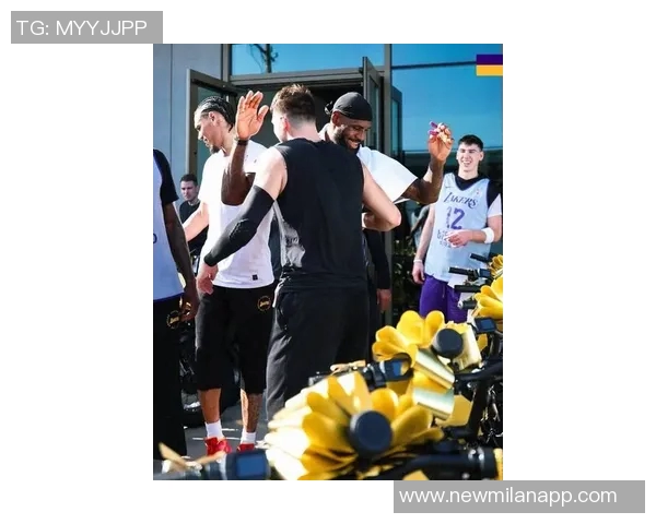 东契奇调侃海斯骑车太危险呼吁大家佩戴头盔安全出行